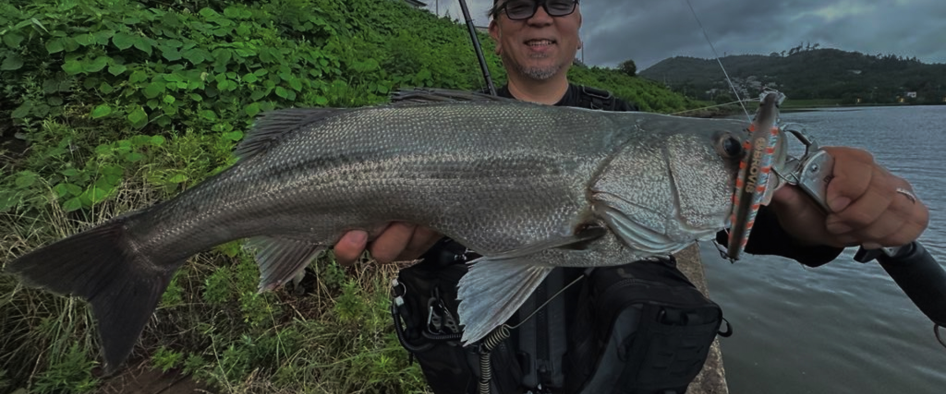 魚を持つ写真