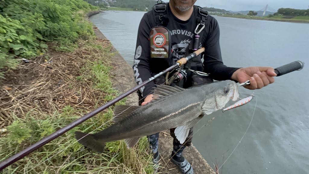 魚を持つ写真