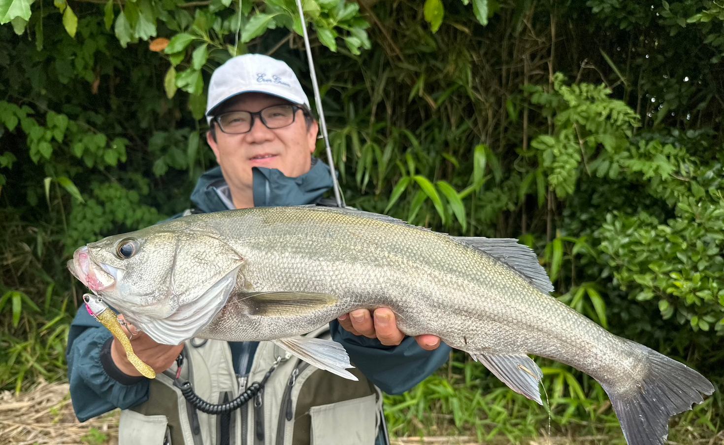 魚を持つ写真